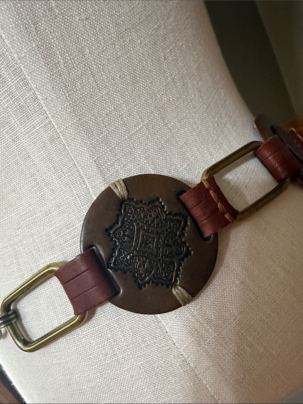 FOSSIL vintage Medallion genuine leather with metal hardware belt size Small - Picture 8 of 9